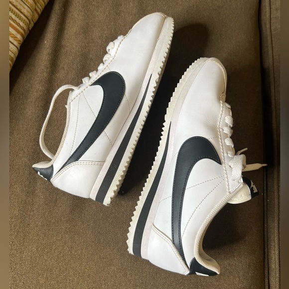 Nike Cortez Leather Women Shoes White Black Basic Classic Athletic Sneakers - Picture 2 of 12